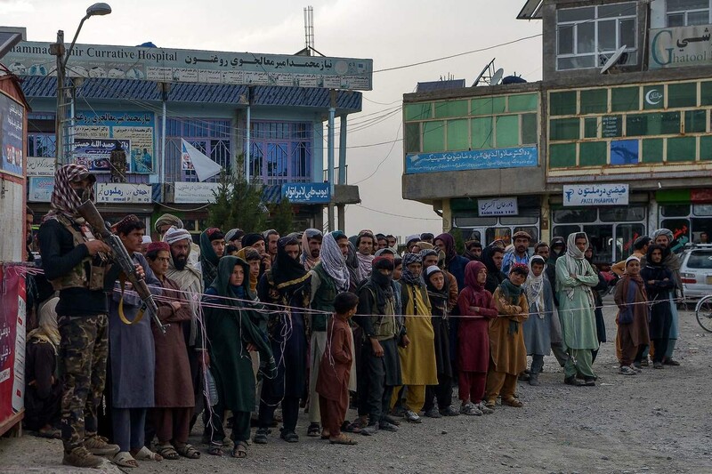 22일 대규모 지진이 발생한 아프가니스탄 팍티카주 샤란에서 주민들이 지진 희생자를 위해 헌혈을 하려고 병원 앞에서 줄을 서 있다. AFP 연합뉴스