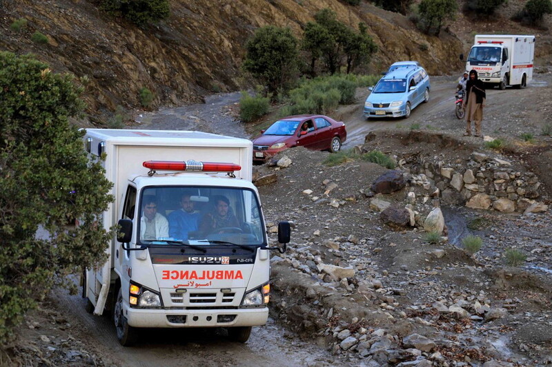 22일 대규모 지진이 난 아프가니스탄 팍티카주의 가얀 마을에서 희생자를 싣은 구급차가 지나가고 있다. EPA 연합뉴스