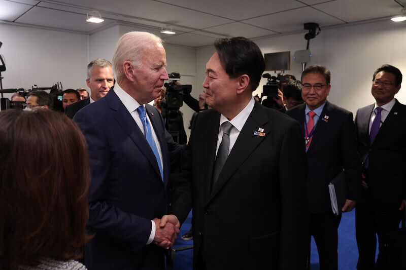 President Yoon Suk-yeol shakes hands with Joe Biden, the US president, ahead of a trilateral summit with Japan on June 29 on the sidelines of the NATO summit in Madrid, Spain. (provided by the presidential office)