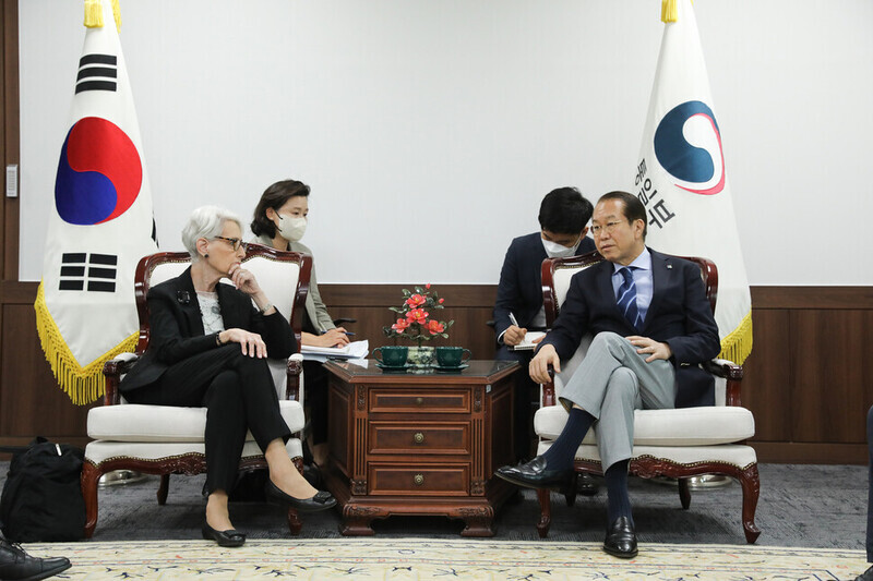 Minister of Unification Kwon Young-se (right) speaks with US Deputy Secretary of State Wendy Sherman during her trip to Korea on June 8. During this meeting, Kwon was said to have told Sherman that South Korea will keep the door open for dialogue with North Korea, but respond firmly to any provocations, based on South Korean cooperation with the US. (provided by the MOU)