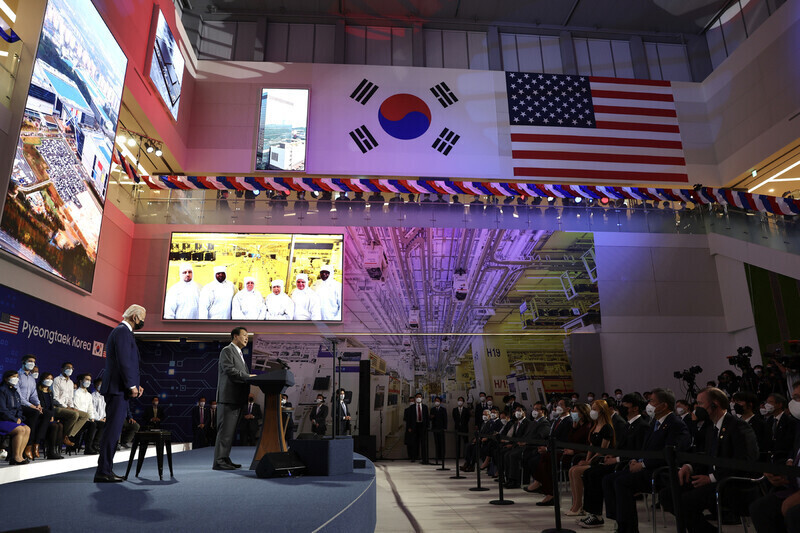 President Yoon Suk-yeol gives a speech after a tour of Samsung Electronics’ semiconductor plant in Pyeongtaek on May 20, with US President Joe Biden. (Yonhap News)