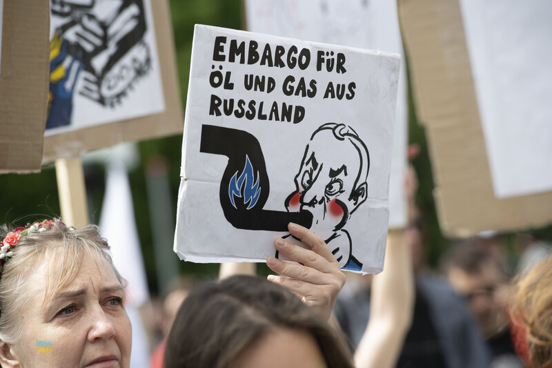 5월22일 독일 베를린에서 열린 우크라이나 전쟁 반대 시위에 참여한 한 시민이 ‘러시아 석유 및 가스 금수 조치'라고 쓴 팻말을 들고 있다. dpa 연합뉴스