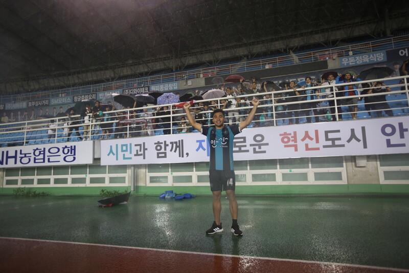 Após a partida contra o Jimbo FC no V23, Asunawe posa para uma foto com os torcedores que visitaram o estádio em Ansan, Gyeonggi.  Introdução por Ansan Greeners