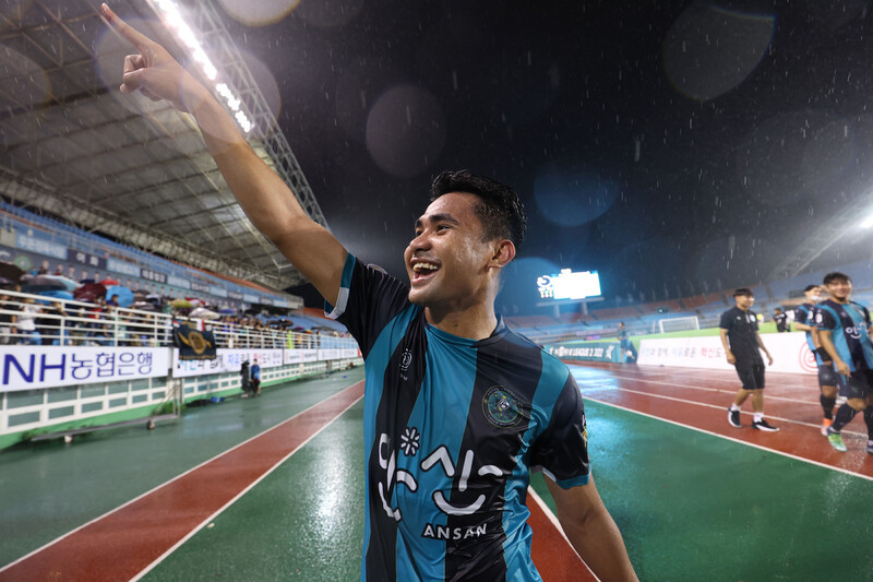 Asnawi cumprimenta os fãs depois de vencer sua partida em casa da K-League de 2022 contra o Jeonnam Dragons no Wa Stadium em Ansan, Gyeonggi-do, no dia 31 do mês passado.  Apresentado pela Associação Coreana de Futebol Profissional