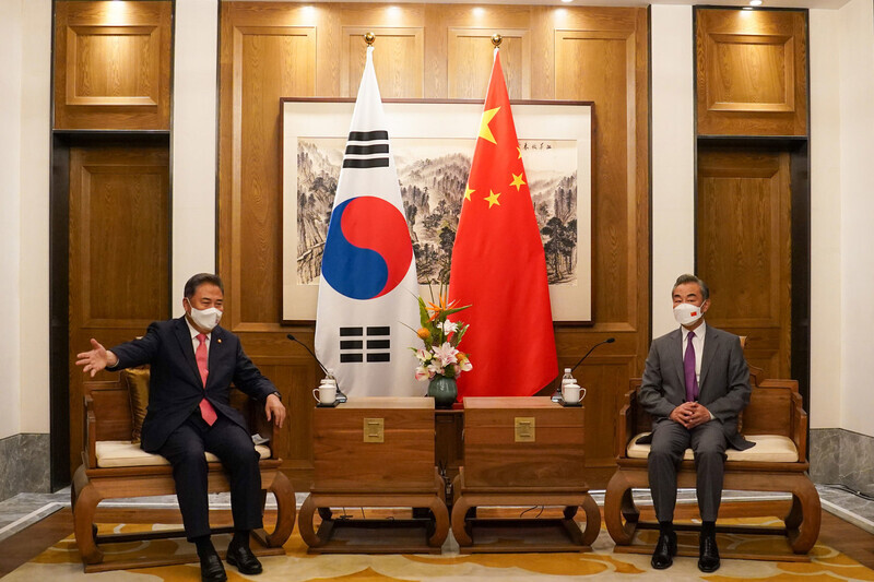 Foreign Minister Park Jin of South Korea speaks with his Chinese counterpart Foreign Minister Wang Yi on Aug. 9 in Qingdao, China. (Yonhap News)