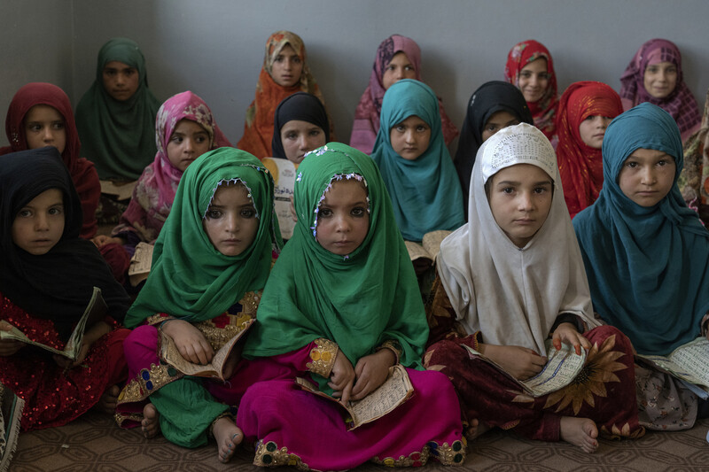 Meninas lêem o Alcorão na Mesquita Noor, nos arredores de Cabul, capital do Afeganistão, no terceiro dia.  Os dois alunos não permitem que meninas do ensino médio frequentem a escola.  Agência de notícias Yonhap