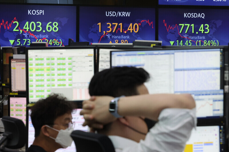 Monitors at KEB Hana Bank’s dealing room in downtown Seoul display the KOSPI and won-dollar exchange rate on Sept. 5, when the exchange rate topped 1,371 won to the dollar. (Yonhap)
