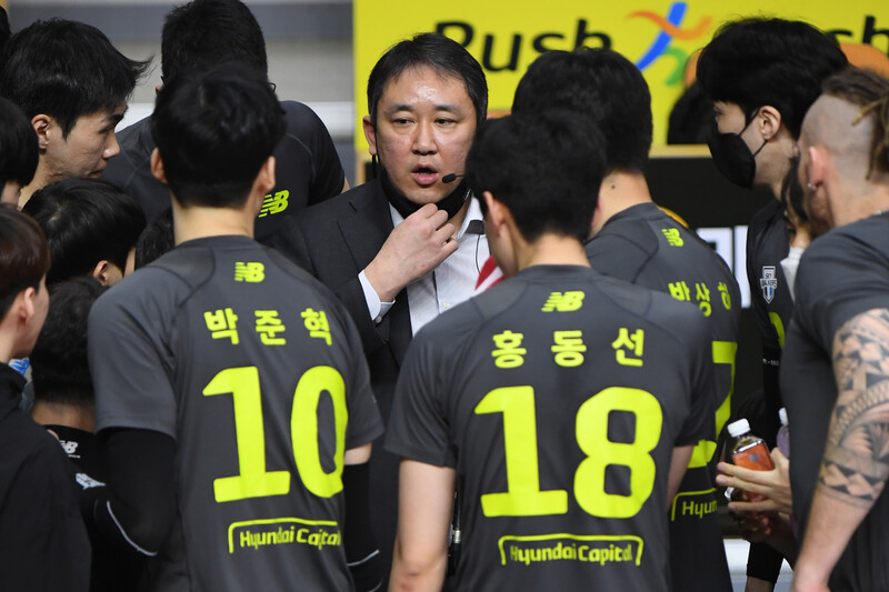 O técnico da Hyundai Capital, Choi Tae-Wong, dá instruções aos jogadores.  Apresentado pela Associação Coreana de Voleibol