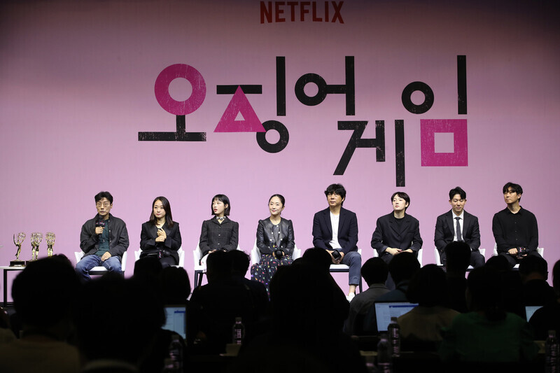 Director Hwang Dong-hyuk sits on stage with fellow cast and crew during the “Squid Game” post-Emmy press event on Sept. 16. (Shin So-young/The Hankyoreh)