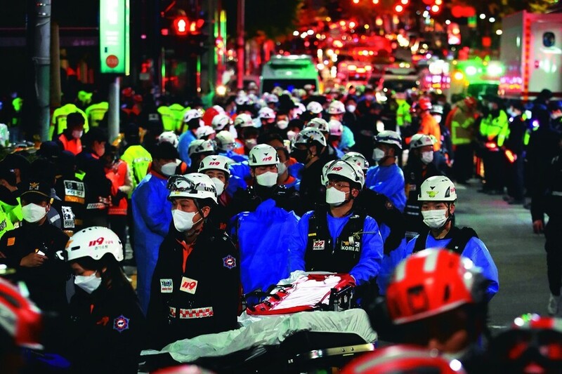 119구급대원들과 경찰들이 ‘이태원 참사’가 발생한 다음날인 10월30일 새벽 서울 용산 이태원역 1번 출구 앞에서 희생자들을 이송하기 위해 대기하고 있다. 박종식 한겨레 기자 anaki@hani.co.kr