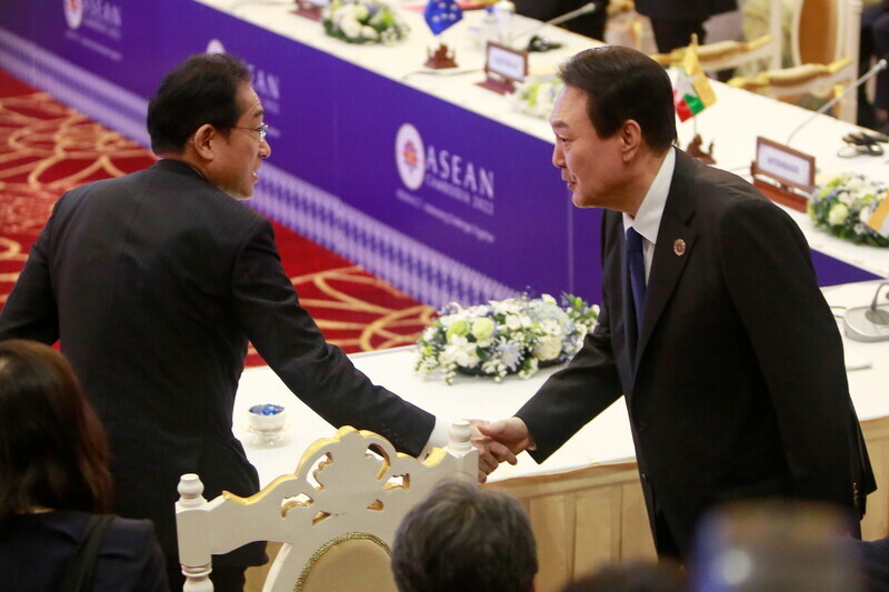 President Yoon Suk-yeol of South Korea (right) shakes hands with Prime Minister Fumio Kishida of Japan during the East Asia summit held in Phnom Penh on Nov. 13. (EPA/Yonhap)