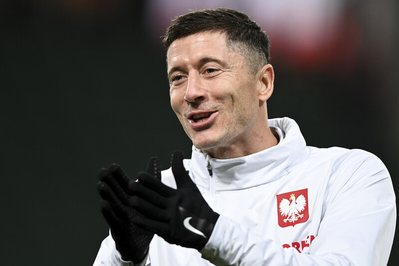 ポーランドのロベルト・レヴァンドフスキが16日(現地時間)、チリとの強化試合を控えてワルシャワの国立競技場に到着し、微笑んでいる. ワルシャワ/AP聯合ニュース