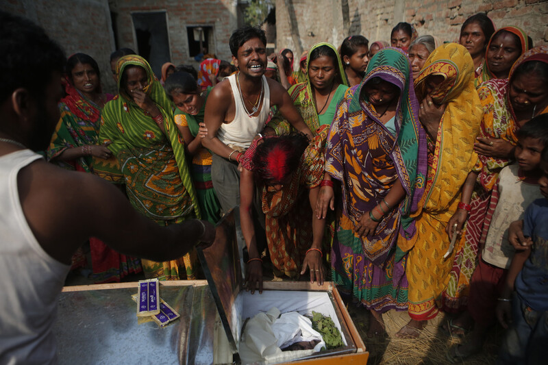 2016年，尼泊尔的一个村庄正在为一名从卡塔尔工作归来的死去的工人举行葬礼。 美联社新闻