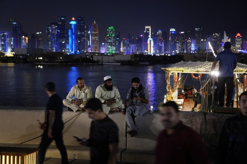 23일 카타르 수도 도하의 거리에서 사람들이 모여있다. AP 연합뉴스