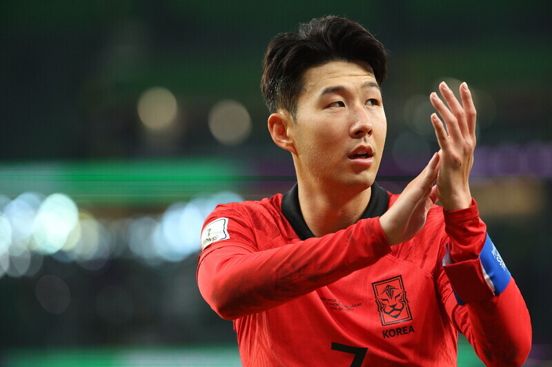 Son Heung-min of Korea’s national soccer team claps following a match against Uruguay on Nov. 24 in Qatar’s Al Rayyan Education City. (Yonhap)