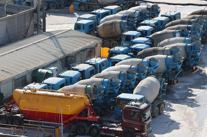Ready-mix concrete trucks sit at a ready-mix plant in Seoul on Nov. 7, the fourth day of a general strike by unionized truckers in Korea. (Yonhap)