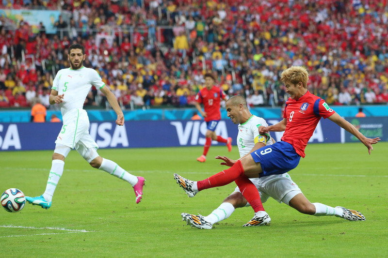 Son Heung-min marcou o primeiro gol da Coreia do Sul no segundo tempo da fase de grupos da Copa do Mundo de 2014 contra a Argélia, pela segunda mão do Grupo H. Porto Alegre / Repórter Lee Jong-ah