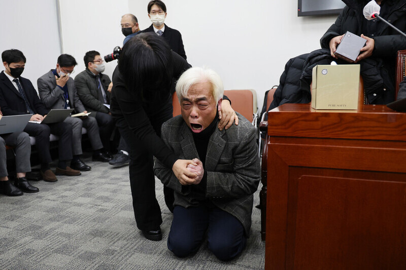 Lee Jong-cheol, whose son was killed in the crowd crush that claimed over 150 lives in Itaewon in October, falls to his knees during a National Assembly roundtable with victims’ families by a special committee for a parliamentary probe into the disaster on Dec. 1. (Yonhap)