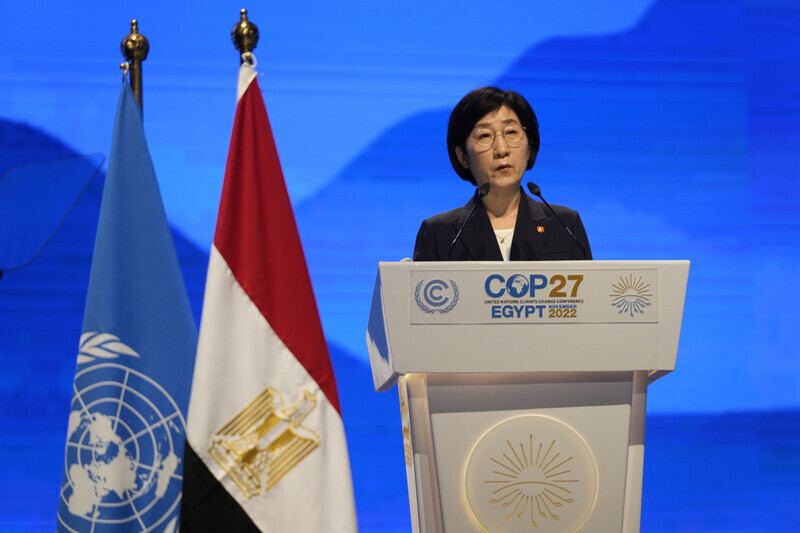 Han Wha-jin, Korea’s environment minister, speaks at COP27 in Egypt on Nov. 11. (Yonhap)