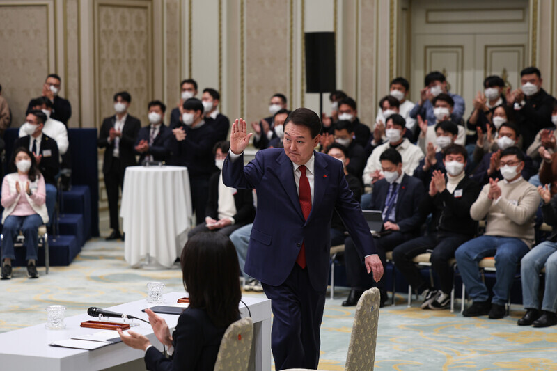President Yoon Suk-yeol heads to his seat after addressing the audience at a roundtable with 200 young Koreans on reforms in the areas of labor, education and pensions held on Dec. 20 at the Blue House guest house. (courtesy of the presidential office)