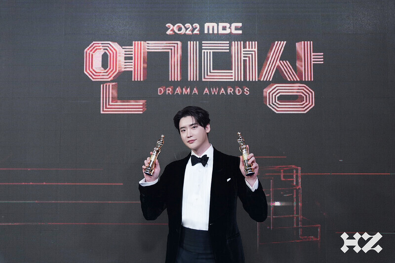 Actor Lee Jong-suk touched off speculation by mentioning an unnamed individual in his acceptance speech after receiving the MBC Grand Prize on Dec. 30. (courtesy of HighZium Studio)