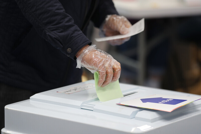 제21대 국회의원선거가 치러졌던 2020년 4월15일 한 유권자가 투표하고 있다. 연합뉴스