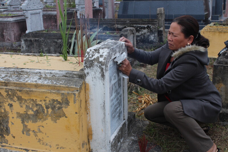 2014년 1월 베트남 꽝남성 디엔반현 디엔남사의 깜하 공동묘지 내 가족무덤을 찾은 응우옌티탄. 고경태