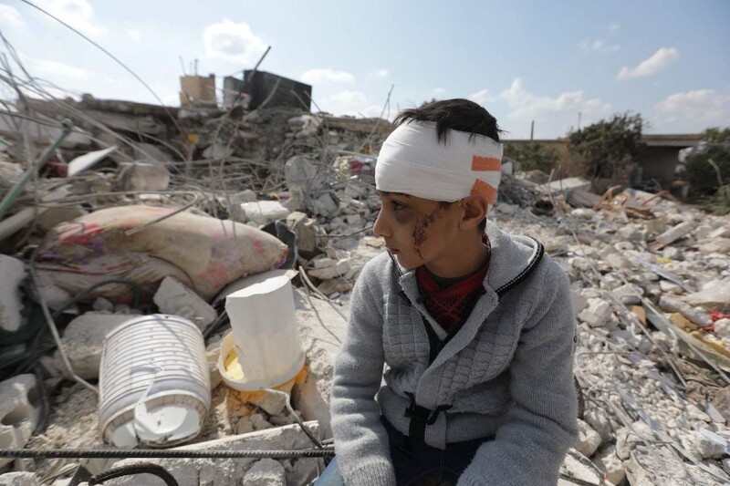 2023년 2월11일 튀르키예와 시리아를 강타한 지진으로 가족을 잃고 부상을 입은 시리아 소년이 반군이 장악한 시리아 알레포주 진다이리스마을의 무너진 집 잔해 속에 앉아 있다. AFP 연합뉴스