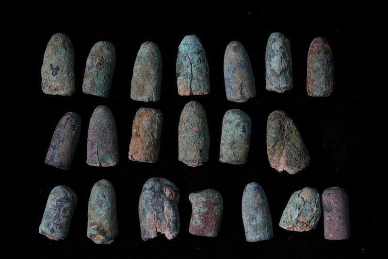 The bullets and shells, shown here, found alongside the remains of victims of the Bodo League massacre came from M1 rifles — the basic weapon used by military police at the time. While the shells had rusted or degraded after decades underground, many had retained their shape. (Kim Bong-gyu/The Hankyoreh)