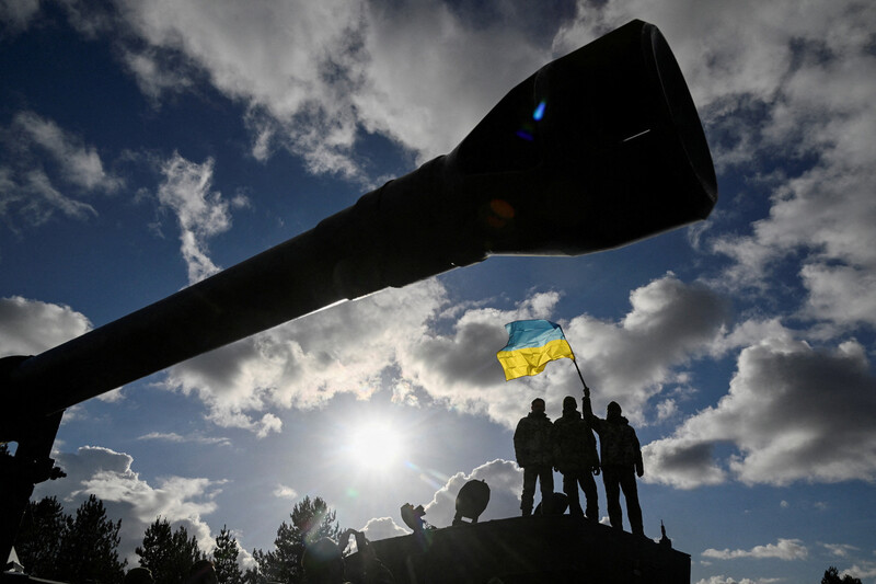 지난 22일(현지시각) 영국 보빙턴 캠프에서 훈련 중인 우크라이나 군인들이 영국군 주력 전차인 챌린저2 전차에 올라 우크라이나 국기를 흔들고 있다. 로이터 연합뉴스