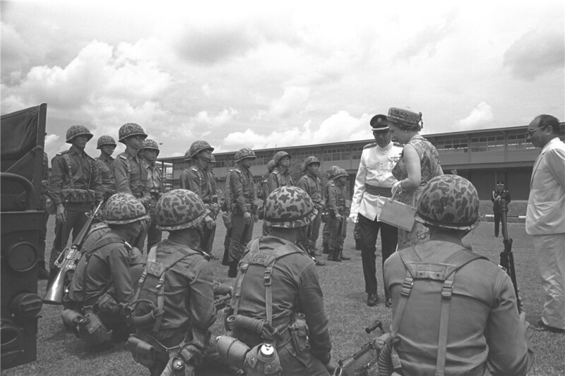 1972년 싱가포르군 훈련소를 방문한 영국 엘리자베스 2세 여왕과 이를 수행하는 고켕스위 국방부 장관(오른쪽 끝). 싱가포르 국립기록원