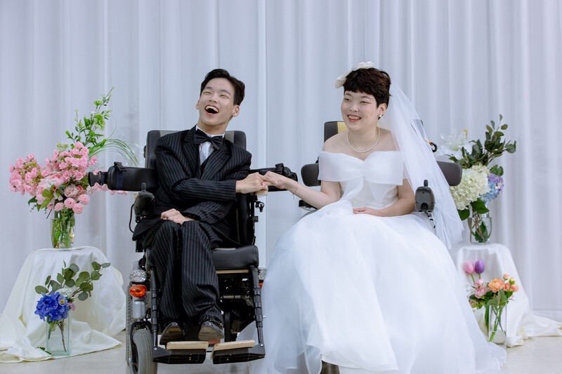 2023년 결혼식이 열린 서울 영등포구 공공운수노조 누리홀에서 안태훈·공선진씨가 손님을 맞고 있다. 미디어필링 제공