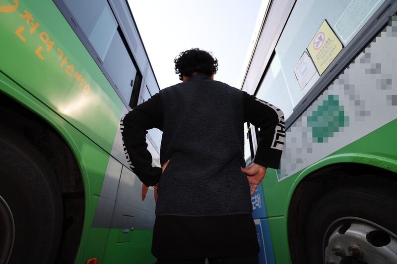 버스 청소노동자 홍혜숙씨가 6일 오후 서울 관악구 차고지 앞에 서있다. 박종식 기자 anaki@hani.co.kr