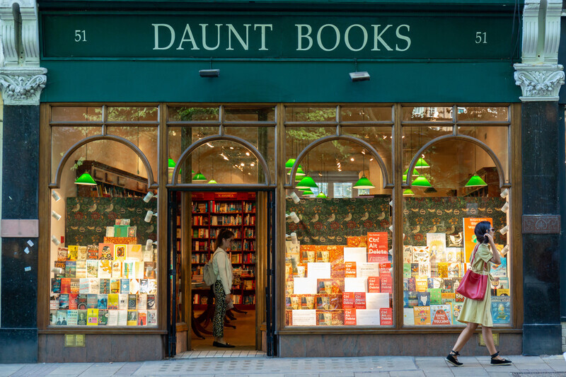 최근 대형 서점 체인 반스앤노블의 변화를 이끄는 제임스 돈트가 운영하는 영국 런던 매릴리본에 있는 돈트북스(Daunt Books). 유리 천창과 이층 서가가 매력적인 서점 내부. 셔터스톡
