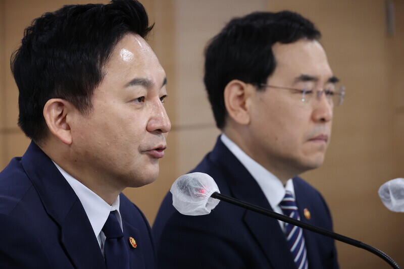 Won Hee-ryong, the minister of land, infrastructure and transport, announces a strategy for nurturing Korea’s cutting-edge industries during a briefing at the government complex in Seoul on March 15. (Yonhap)