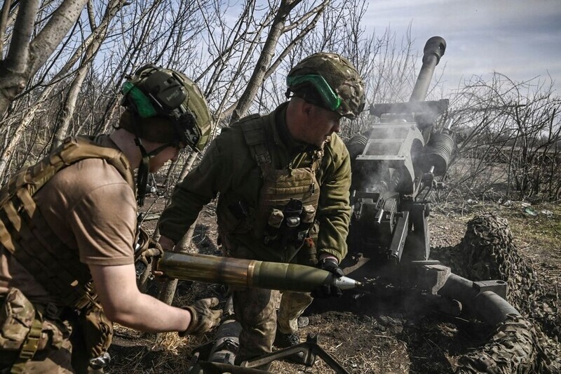Ukrainian troops shoot a howitzer at a Russian camp in Luhansk on April 5. (AP/Yonhap)