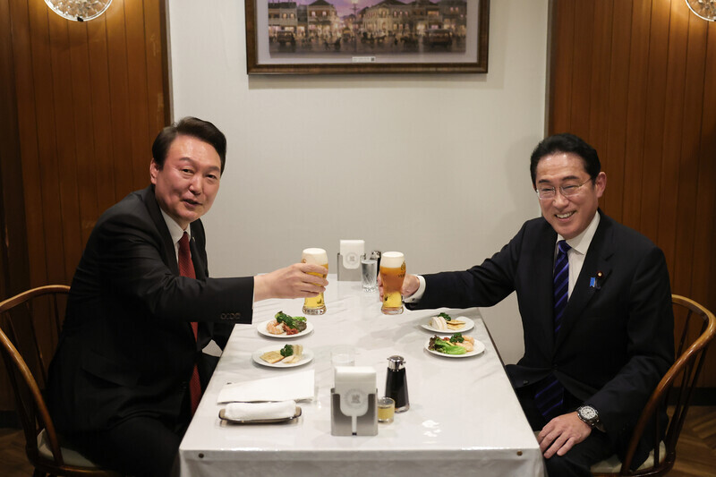 President Yoon Suk-yeol of South Korea and Prime Minister Fumio Kishida of Japan cheers with beer at a meal after their summit in Tokyo on March 16. (Yonhap)