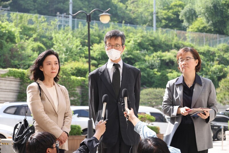 Attorney Seita Yamamoto speaks to the press outside the Seoul court where he appeared as a witness for the plaintiff in a case seeking damages for victims of the Japanese military’s system of sexual slavery on May 11. (Kim Hye-yun/The Hankyoreh)