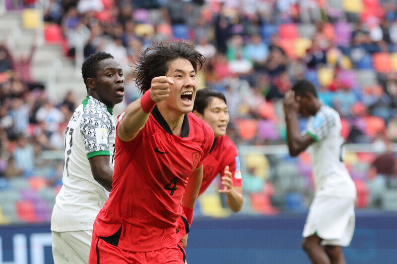 Choi Seok-hyeon of Korea’s national football team celebrates his tiebreaker goal against Nigeria in the quarterfinals of the FIFA U-20 tournament on June 5. (Yonhap)