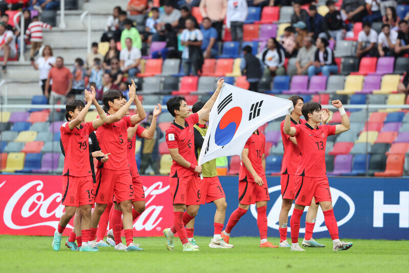 South Korea’s national football team carries the country’s flag after winning 1-0 over Nigeria in the quarterfinals of the FIFA U-20 tournament on June 5. (Yonhap)