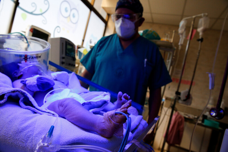 2020년 8월10일 볼리비아 라파스의 한 중환자실에서 신생아가 산소공급 장치를 쓴 채 누워 있다. REUTERS