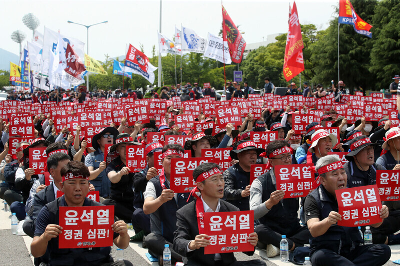 Members of the Federation of Korean Trade Unions held an emergency rally in Gwangyang, South Jeolla Province, on June 7, where they moved to pass judgment on the administration of Yoon Suk-yeol. (Yonhap)