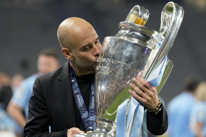 O técnico do Manchester City, Pep Guardiola, recebeu o troféu após vencer a final da UEFA Champions League 2022-2023 contra a Inter de Milão, disputada no Estádio Ataturk, em Istambul, no dia 11 (horário da Coreia).  Istambul / AP Yonhap News