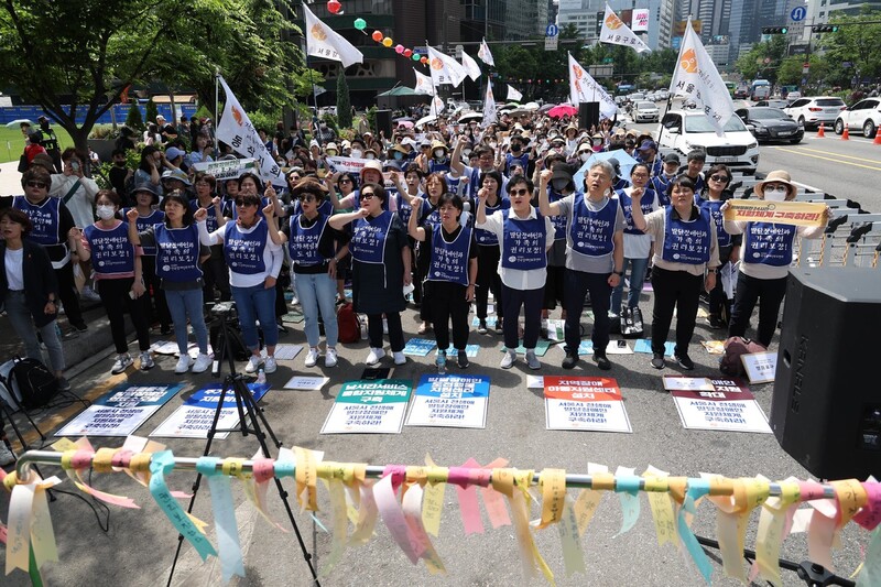 전국장애인부모연대가 지난달 30일 서울시청 앞에서 ‘발달장애인 전 생애 지원체계 구축’을 촉구하는 서울지역 결의대회를 열고 있다. 강창광 선임기자