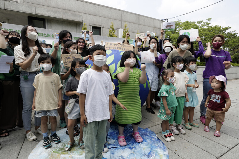 2022년 6월13일 서울 종로구 재동 헌법재판소 앞에서 열린 헌법소원 청구 기자회견에 참석한 아이들. ‘아기 기후소송’의 청구인은 아이 62명으로, 이들 가운데 태아 1명을 포함해 5살 이하가 40명이다. 한겨레 김명진 기자