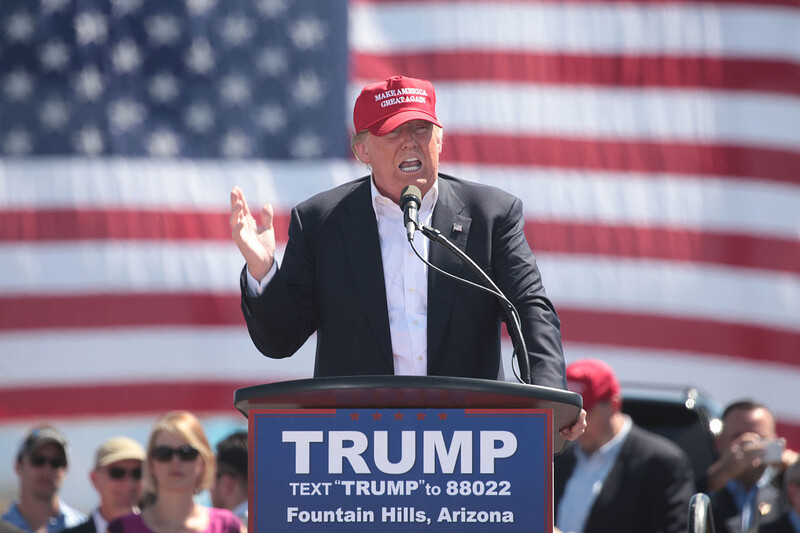 2016년 미국 대통령 선거에서 도널드 트럼프 후보가 자신의 선거 구호가 적힌 모자를 쓴 채 연설하고 있다. 위키미디어 코먼스