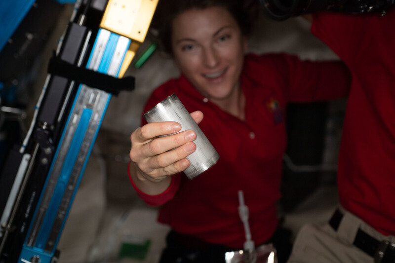 국제우주정거장의 한 우주비행사가 염수처리기의 필터를 교체하고 있다. 나사 제공