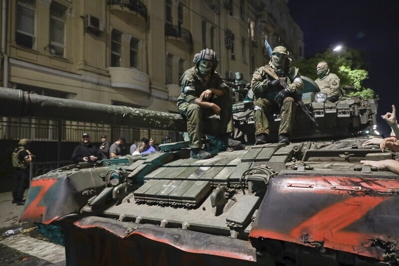 Mercenaries with the Wagner Group occupy the streets in Rostov-on-Don, near Russia’s border with Ukraine, on June 24. (AP/Yonhap)