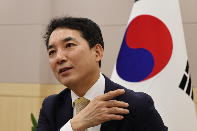 Park Min-shik, the minister of patriots and veterans affairs, speaks to the Hankyoreh at his agency’s Seoul district headquarters on May 15. (Kim Hye-yun/The Hankyoreh)