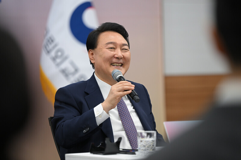 President Yoon Suk-yeol answers questions from future diplomats at the Korea National Diplomatic Academy in Seoul’s Seocho District on Sept. 1. (Yonhap)